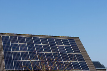 Fototapeta premium PV Komplettanlage mit Solarmodulen auf dem Hausdach.