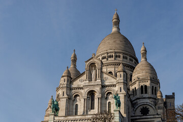 Obraz premium A large, white church with a dome on top. Basilica of the Sacre Coeur in Montmantre in Paris