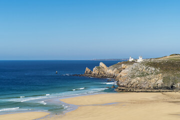 Depuis la plage de Pen Hat, la Pointe du Toulinguet et son sémaphore dominent les falaises abruptes. Face à l’océan, ce panorama offre une vue sauvage sur la presqu’île de Crozon.