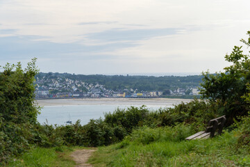 La baie de Morgat se dévoile sous un ciel gris, embrumée de lumière douce depuis les hauteurs de la presqu'île de Crozon.