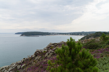 Depuis les falaises, la baie de Morgat s’étend paisiblement sous un ciel couvert, ambiance calme et mystérieuse.