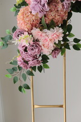 interior de sala decorada com flores para dia de celebração dia das mães 