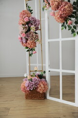 interior de sala decorada com flores para dia de celebração dia das mães 