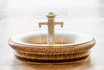 Thermalbrunnen in der Mühlbrunnenkolonnade mit fließendem heißem Heilwasser Quellwasser in...