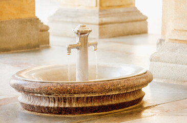 Thermalbrunnen in der Mühlbrunnenkolonnade mit fließendem heißem Heilwasser Quellwasser in...