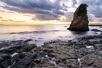 神奈川県横須賀市　夕暮れの秋谷の立石