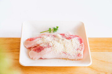 塩麴をかけた豚バラ肉