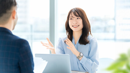 打ち合わせをする男女2人のビジネスマン