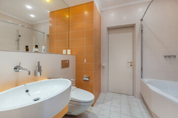 A bathroom with elegant fixtures and a vibrant atmosphere. The design includes an elegant sink, a comfortable toilet and a spacious bathtub, which are perfect for relaxing.