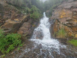 "Cascada hermosa como un belo de novia"