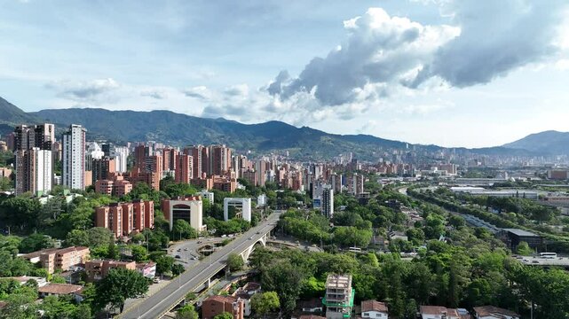 D&iacute;a soleado en Medell&iacute;n, Colombia