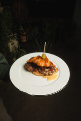 hamburguesa de cuernito especial doble carne muy jugosa con extra queso