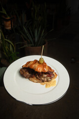 hamburguesa de cuernito especial doble carne muy jugosa con extra queso