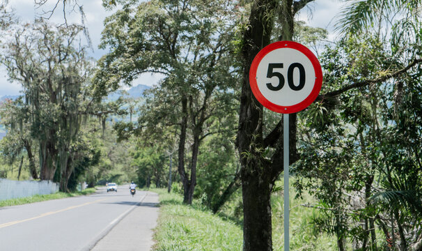 se&ntilde;alizaci&oacute;n en carretera de velocidad m&aacute;xima a llevar - foto de stock 