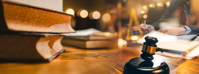 Obraz premium law and authority lawyer concept, judgment gavel hammer in court courtroom for crime judgement legislation and judicial decision, judge having justice of punishment guilt and criminal verdict legal