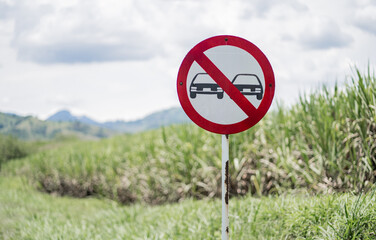 se&ntilde;al de prohibido adelantar en carretera - foto de stock 