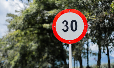señal de transito que marca 30 kilómetros por hora - foto de stock 