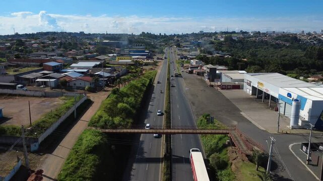 Vista a&eacute;rea da Rodovia BR 376 no Bairro Contorno em Ponta Grossa com transito