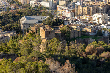Obraz premium Looking down on Alcazaba palace and art history museum seen from Gibralfaro fort