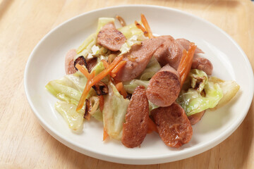 魚肉ソーセージとキャベツの炒め物