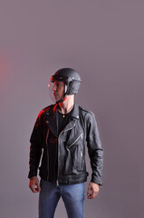 homem motoqueiro com jaqueta de couro e capacete 