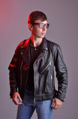 Obraz premium homem modelo usando jaqueta de couro preto