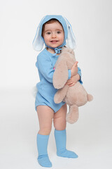 Enfant déguisée en lapin bleu