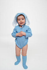 Enfant déguisée en lapin bleu