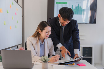 Obraz premium Business Colleagues Discussing Data in Office