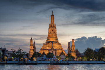 Fototapeta premium Wat Arun Ratchawararam (the Temple of Dawn) at twilight time, Bangkok, Thailand
