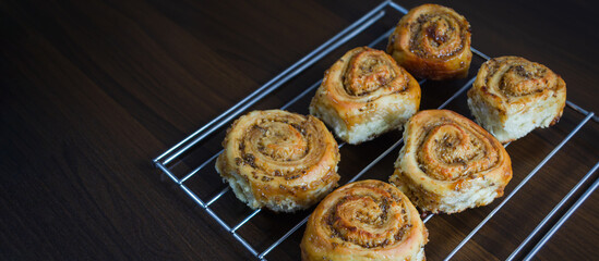 Rollos de pan dulce recién horneados sobre rejilla. Bollos, panecillos o golfeados hechos en casa....