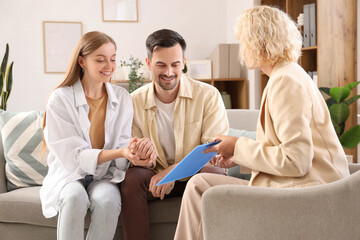 Obraz premium Smiling young couple visiting psychologist in office
