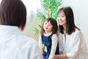 診察を受ける女の子　小児科医とお母さん