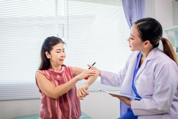 Fototapeta premium Doctors or physiotherapists who work to inspect the injured arm and leg treatment of the injured patients, stretching and exercising, pain, rehabilitation.