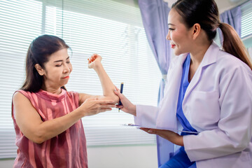 Fototapeta premium Doctors or physiotherapists who work to inspect the injured arm and leg treatment of the injured patients, stretching and exercising, pain, rehabilitation.