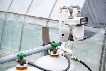 一軒家の屋外に設置されたプロパンガスのボンベ