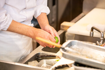 天ぷらを揚げる料理人