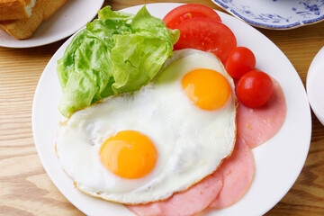 ハムエッグ朝食