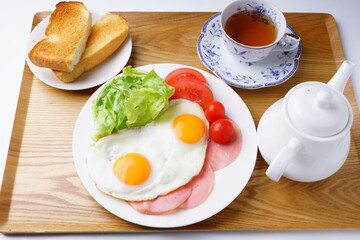 ハムエッグ朝食