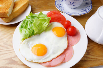 ハムエッグ朝食