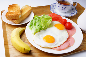 ハムエッグ朝食