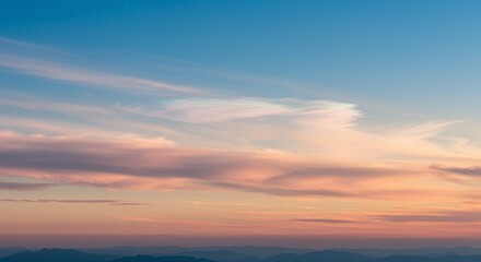 Obraz premium Vast Dynamic Skyscape at SunriseSunset: Iridescent Clouds and Ethereal Sunlight