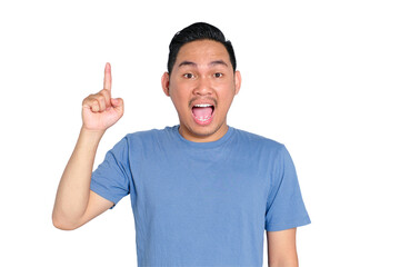 Naklejka premium Excited young Asian man raising index finger with open mouth, showing idea or realization expression, wearing blue t-shirt, isolated on transparent background