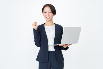 パソコンを持つ女性