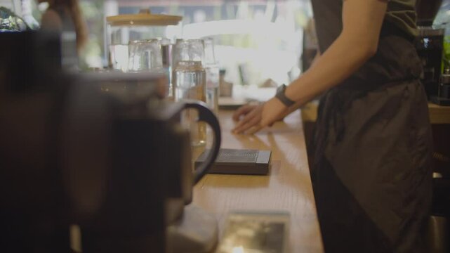 manos de un persona preparando una bebida