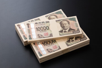 黒背景に500万円