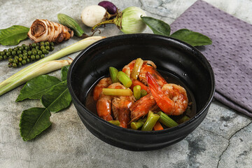 Prawn with asparagus and spices