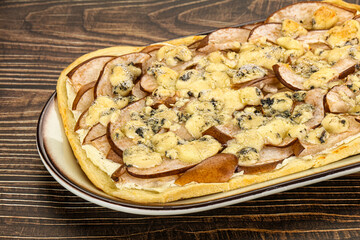 Roman pizza with pear and gorgonzola