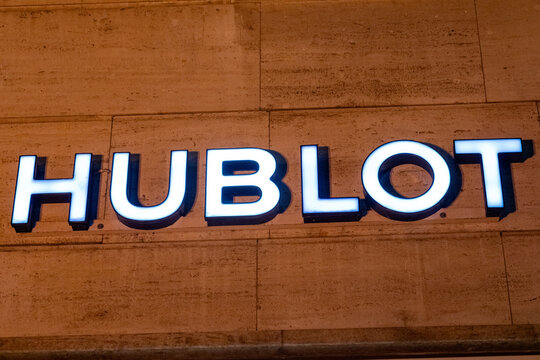 Hublot Schriftzug auf beleuchteter Steinwand, luxuri&ouml;ses Markenimage, Berlin, Deutschland