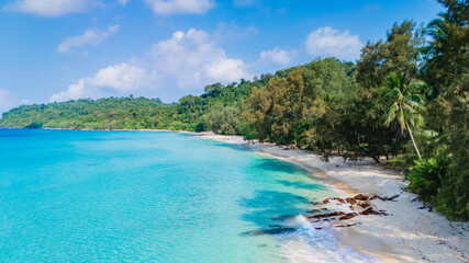 Fototapeta premium Experience a breathtaking aerial shot of Koh Kood Island, Thailand, beautifully showcasing its pristine beach, shimmering turquoise waters, and verdant lush tropical foliage all around